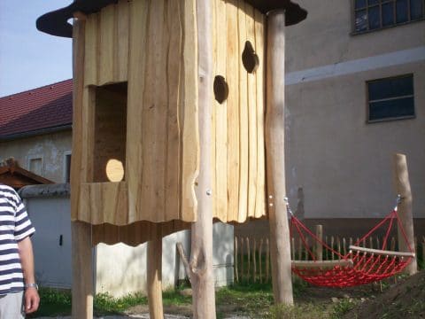 Baumhaus aus Holz für die Kinder auf dem Spielplatz