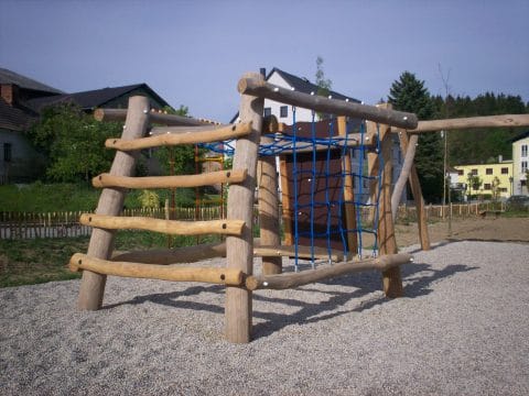 Kleiner Kletterkubus Robinico auf dem Spielplatz für Kinder