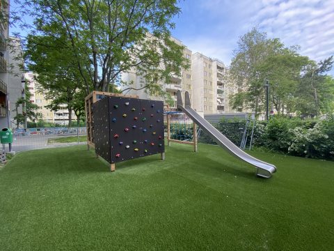 Kletterwände mit Haltegriffe für Kinder auf Kunstrasen als Fallschutz
