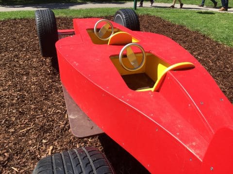 Spielauto von FREISPIEL im Park für Kleinkinder