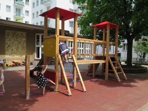 Spielanlage im Kindergarten mit zwei Türmen und Rutsche