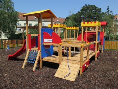 Großer Spielplatz mit vielen Türmen und Klettermöglichkeiten für Kleinkinder