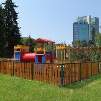 Spielplatz und Spielgeräte mit einem tollen Holzzaun im Park