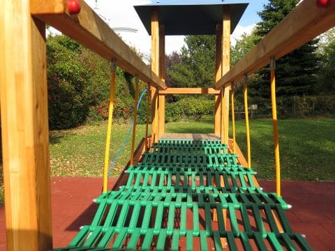 Wackelbrücke in grün mit Holzbalken zum festhalten