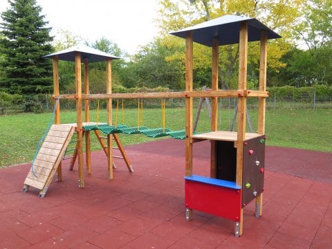 Turmanlage für Kleinkinder am Spielplatz mit rotem Fallschutz