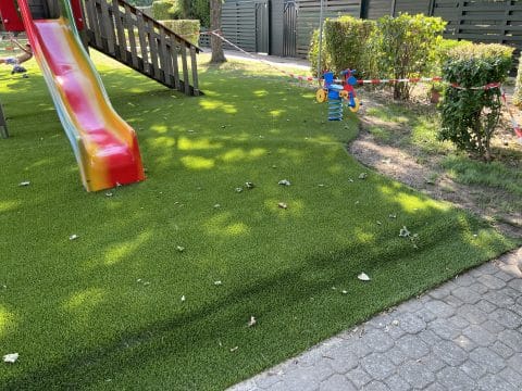 Kunstrasen als Boden für einen Spielplatz