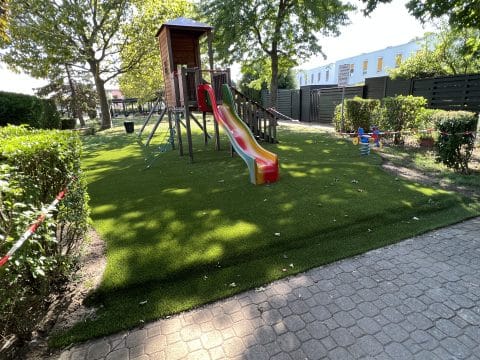 Kinderspielplatz mit neuem Kunstrasen als Boden
