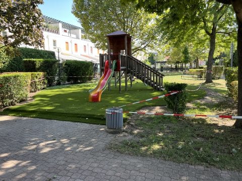 Sanierter Kinderspielplatz mit neuem Kunstrasen