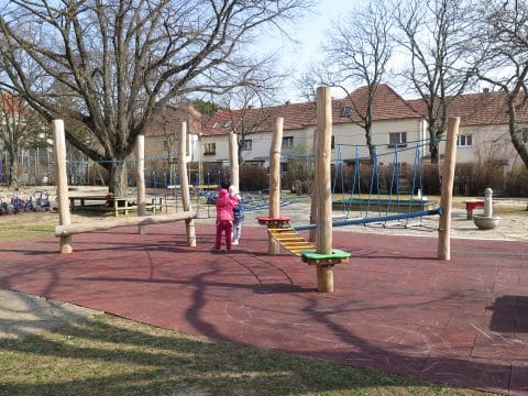 Kletter-Spielplatz auf roten Fallschutzmatten für Kinder