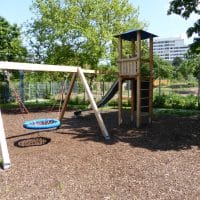 Kleiner Kinderspielplatz im Park in Wien mit Rutsche
