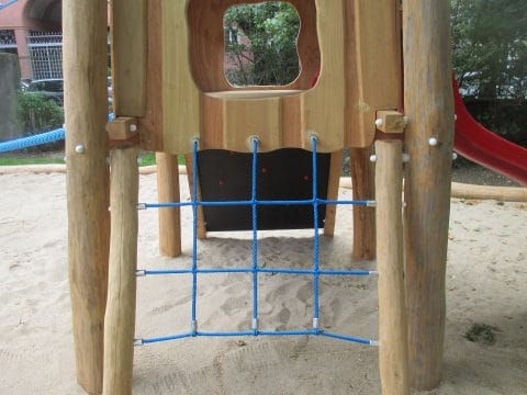 Aufstiegshilfe zum Spielhaus am Spielplatz im Park