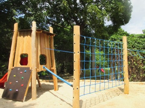 Spielplatz aus Robinico Holz zum klettern und balancieren