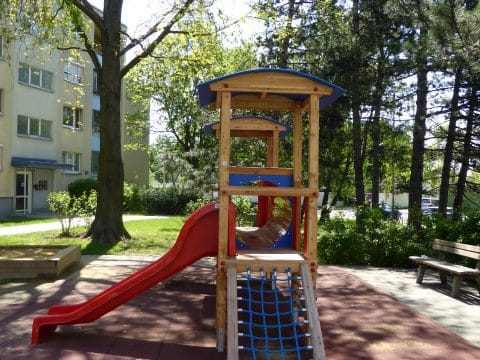 Kinderspielplatz mit Rutschturm und roter Rutsche