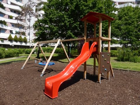 Kinderspielplatz mit Rutsche und Schaukel in Wien