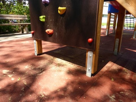 Kinderspielplatz - Kletterwand