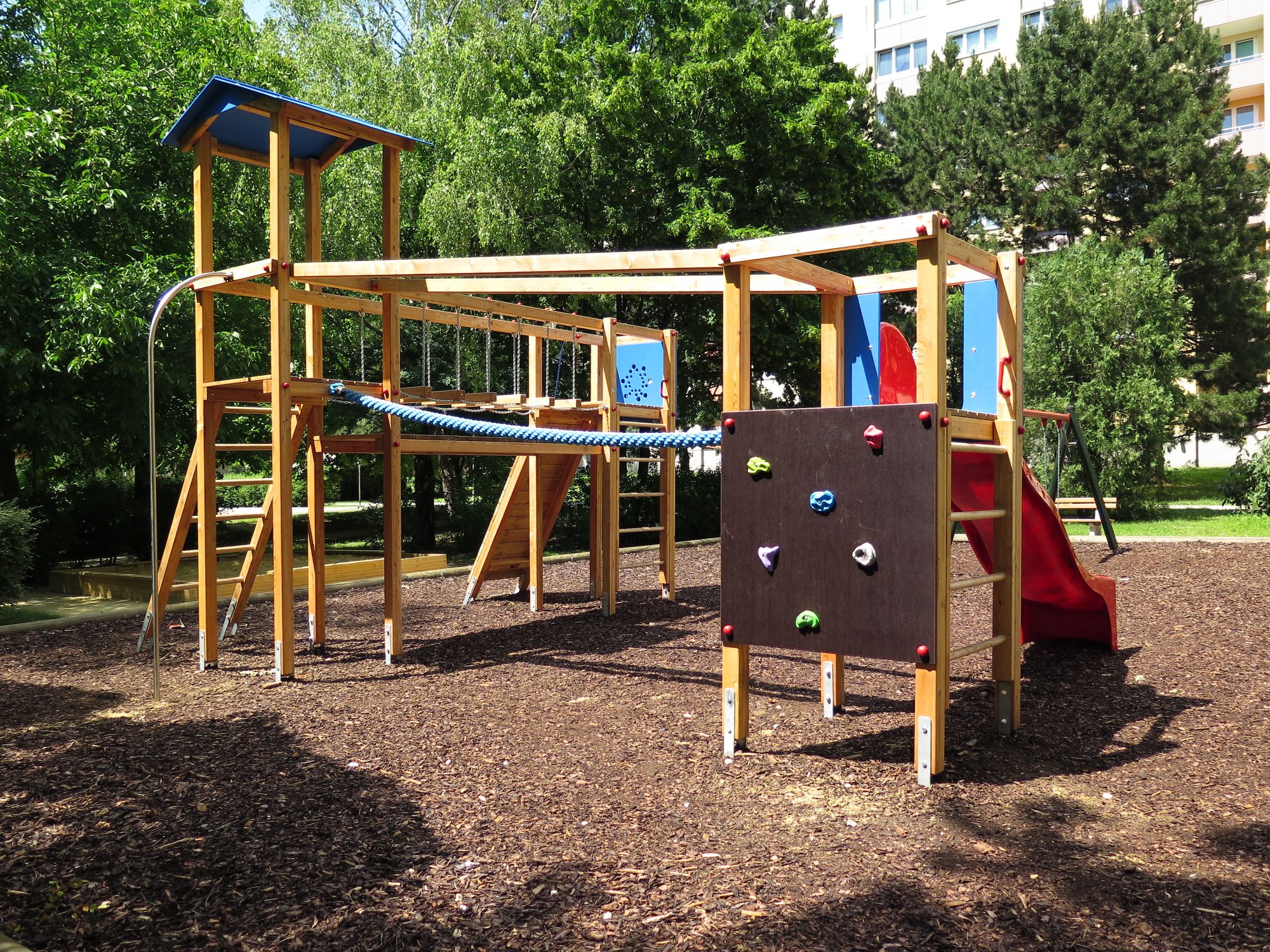 Spielplatz zum klettern, rutschen balancieren im Park