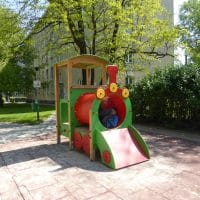 Lokomotive Spielturm auf rotem Fallschutz für Kleinkinder