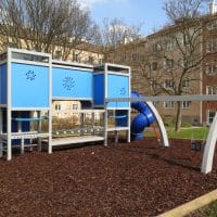 1100 Wien, Karplusgasse: Moderner Kinderspielplatz in Blau für Wohnanlage