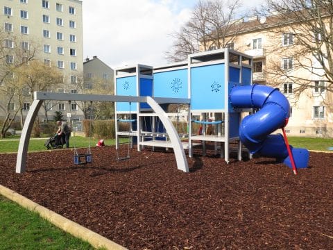 Moderner großer Spielplatz in blau und grau für Wohnanlage