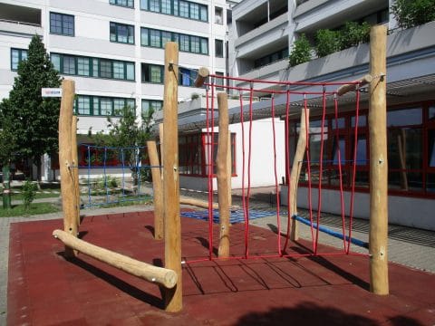 Klettergeräte für Spielplatz mit Seilen und Holz in Wohnanlage