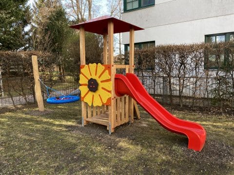 Kleinkinder Spielkombi Sunflower neben der Schule am Spielplatz