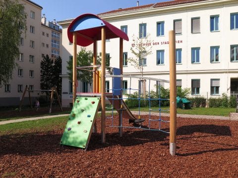 Spielplatzkombi mit Kletterwand und Kletterseil in der Schule