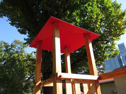 Kinderspielplatz Turmanlage mit rotem Dach