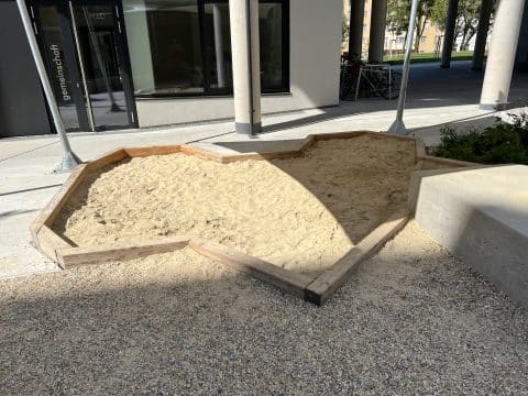 Sonderform Sandkasten aus Holz für Kinder