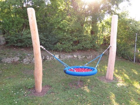 Kleine Nestschaukel an 2 Robinico Holzbalken im Garten montiert