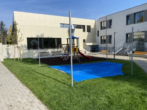 Blaue Sandkastenabdeckung mit 5 Eisenstangen auf dem Kinderspielplatz