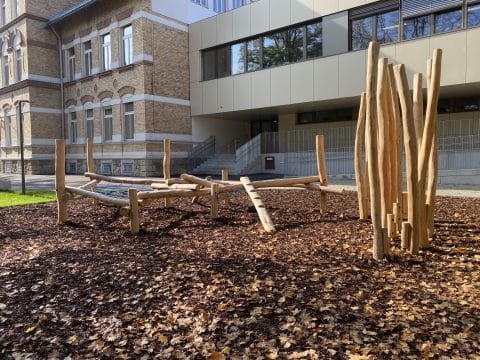 Balancierpark mit verschiedenen Holzstämmen zum klettern in der Schule