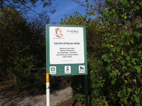 Schild für Stadtpark mit Informationen zum Park