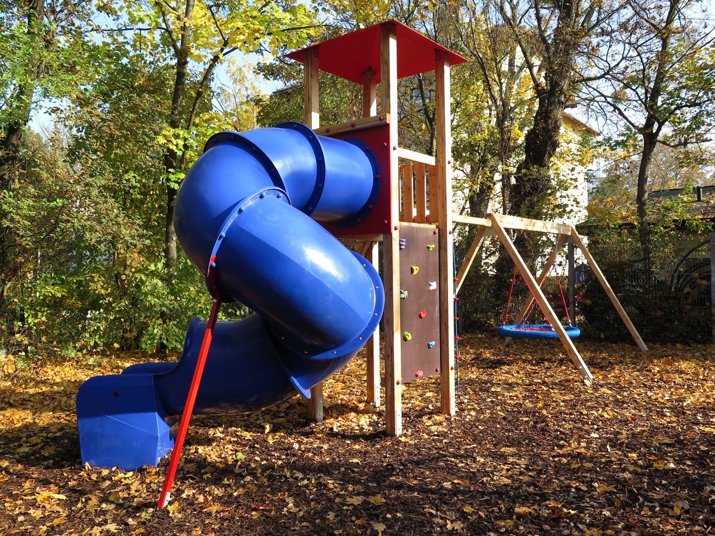 Spielkombination Josefine für Kinderspielplatz mit Turmbrüstung aus Lärche natur