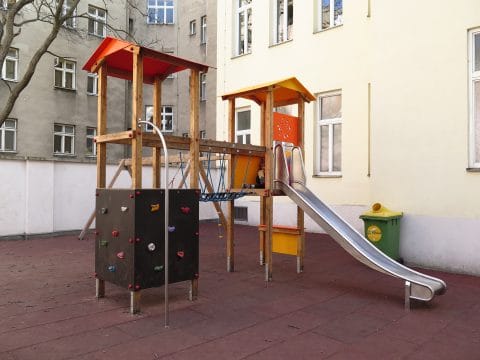 Rutschturm und Kletterwand auf dem Spielplatz in der Wohnanlage