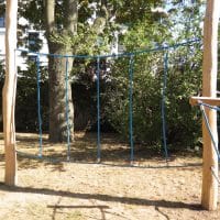 Seiledschungel Lotta an Holzpalisaden im Park für Kinder