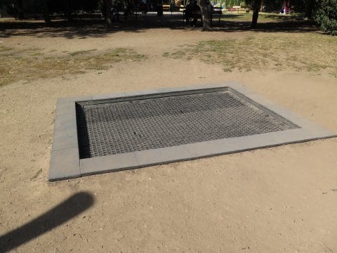 Bodentrampolin im Park mit Fallschutzplatten für Kinder