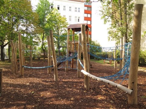 Erlebnisspielplatz für Kinder zum klettern und balancieren