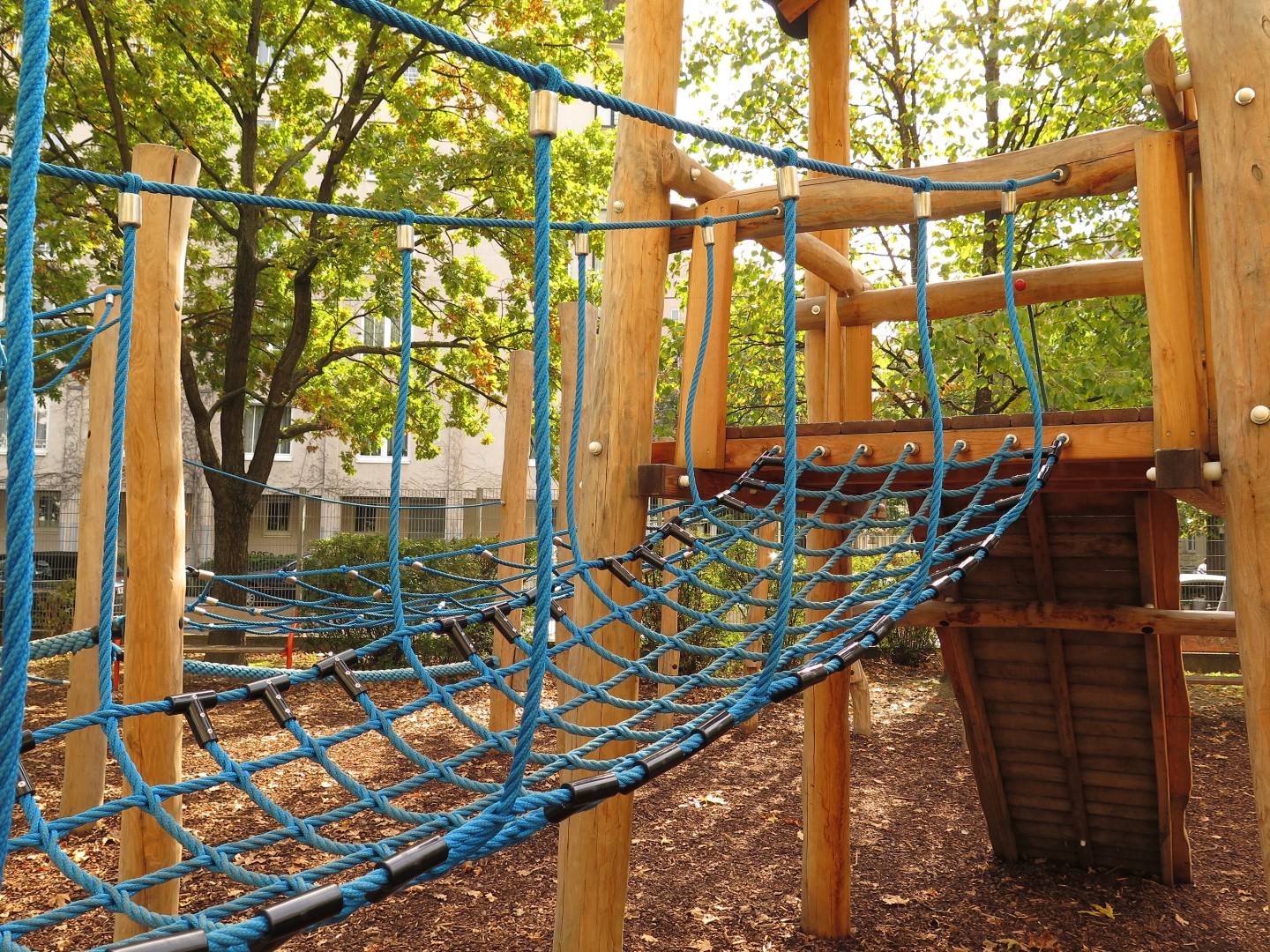 Kletteranlage Liam mit Brücke aus Netzen gebaut für Kinder