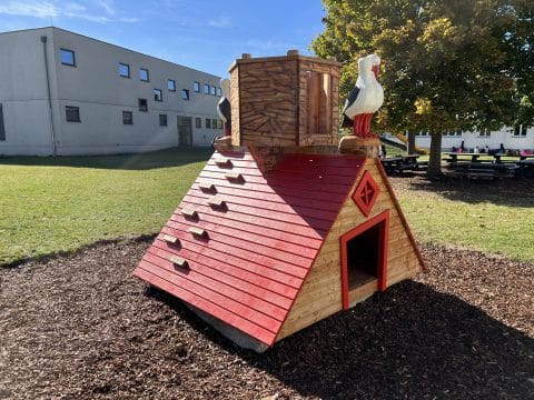 Spielhaus aus Holz mit bekletterbarem Dach