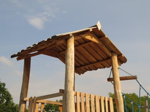 Detailansicht Dach für Spielturm aus Naturholz