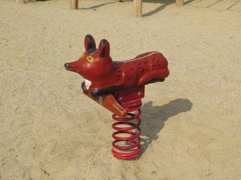 Rote Federwippe Robinico Fuchs im Sandkasten