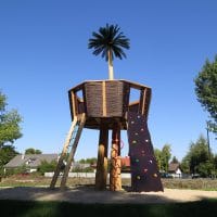 Spielkombination Sonderanfertigung Aussichtturm mit einer Palme