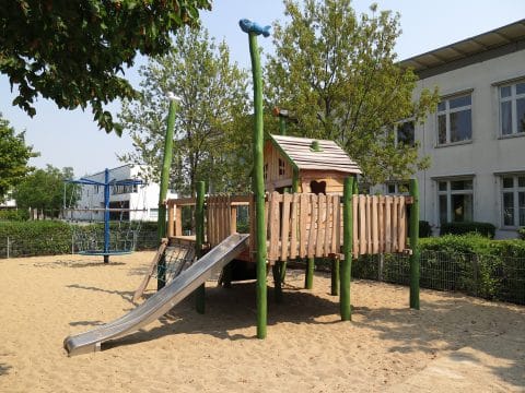 Spielhaus in Form von Pfahlbauten im Kindergarten