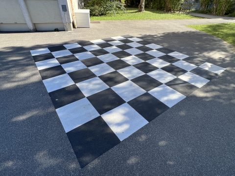 Kinder Schachspiel auf dem Boden