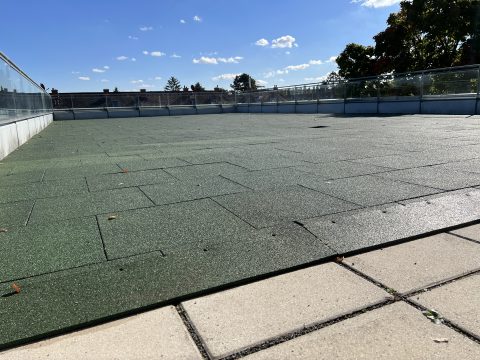 Terrasse mit Fallschutzplatten auf Betonplatten verlegt