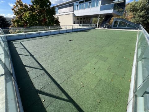 Terrasse mit grünen Fallschutzplatten