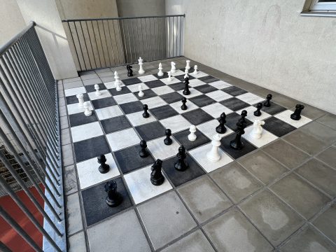 Schach Bodenspiel auf Betonplatten