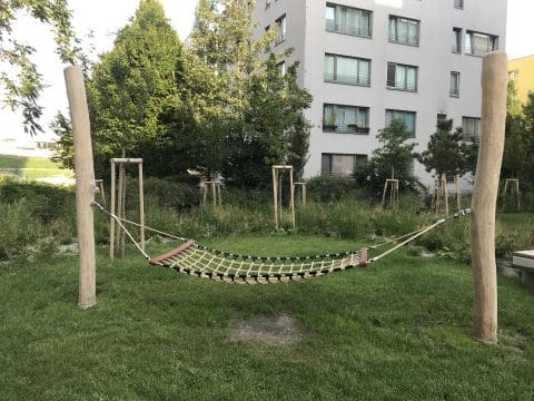 Hängematte Spielplatz öffentlich auf der Wiese für Kinder
