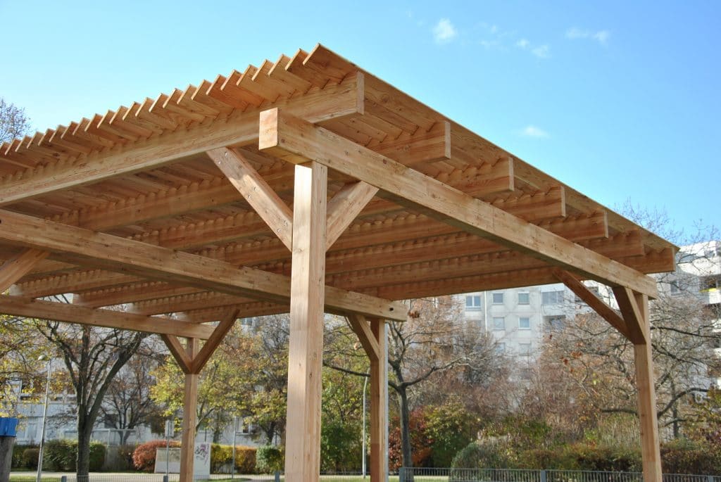 Wiener Flur Park Holzpavillon Sicht aufs Dach