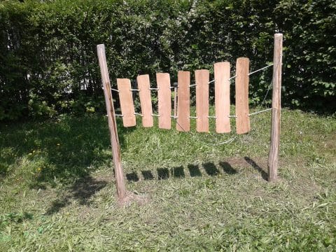 Xylophon aus Holz von FREISPIEL im Garten an Holzsteher